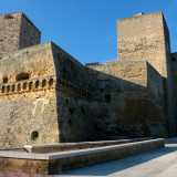 Passiamo ora al Castello, perch� anche la fortezza normanno-sveva raccoglie delle leggende su San Francesco. � qui infatti che si verific� il �mitico� incontro tra il frate e Federico II